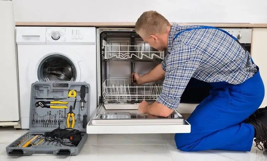 İzmit Toshiba servisi teknisyen ekibi beyaz eşya tamiri yaparken